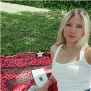 Instructora de Hatha Yoga y Monitora de Yoga Infantil.